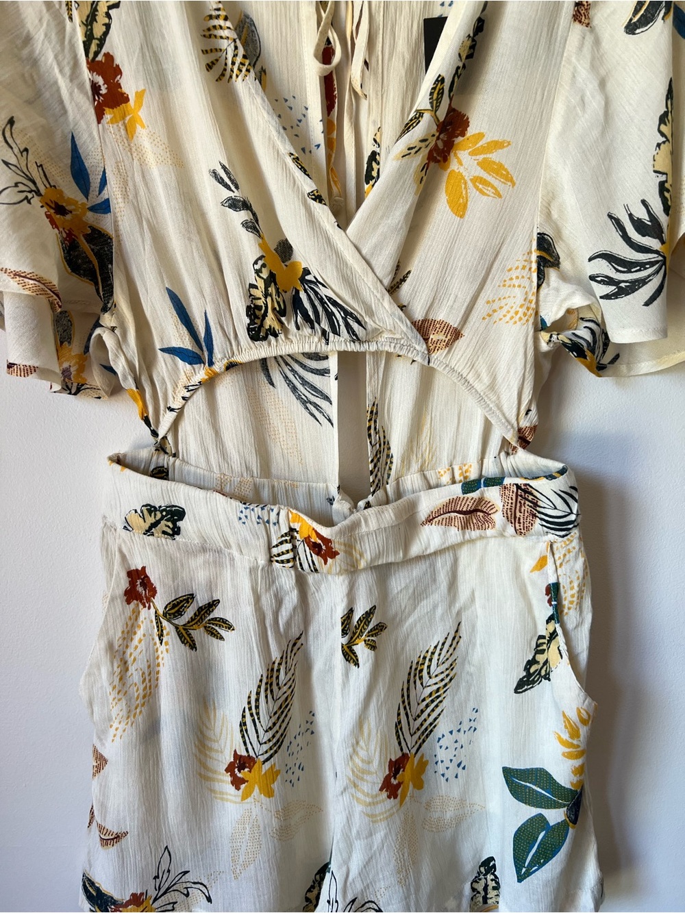 NWT Nasty Gal Collection Playsuit Romper Cream Floral Cut Out Size S/M - Picture 5 of 9